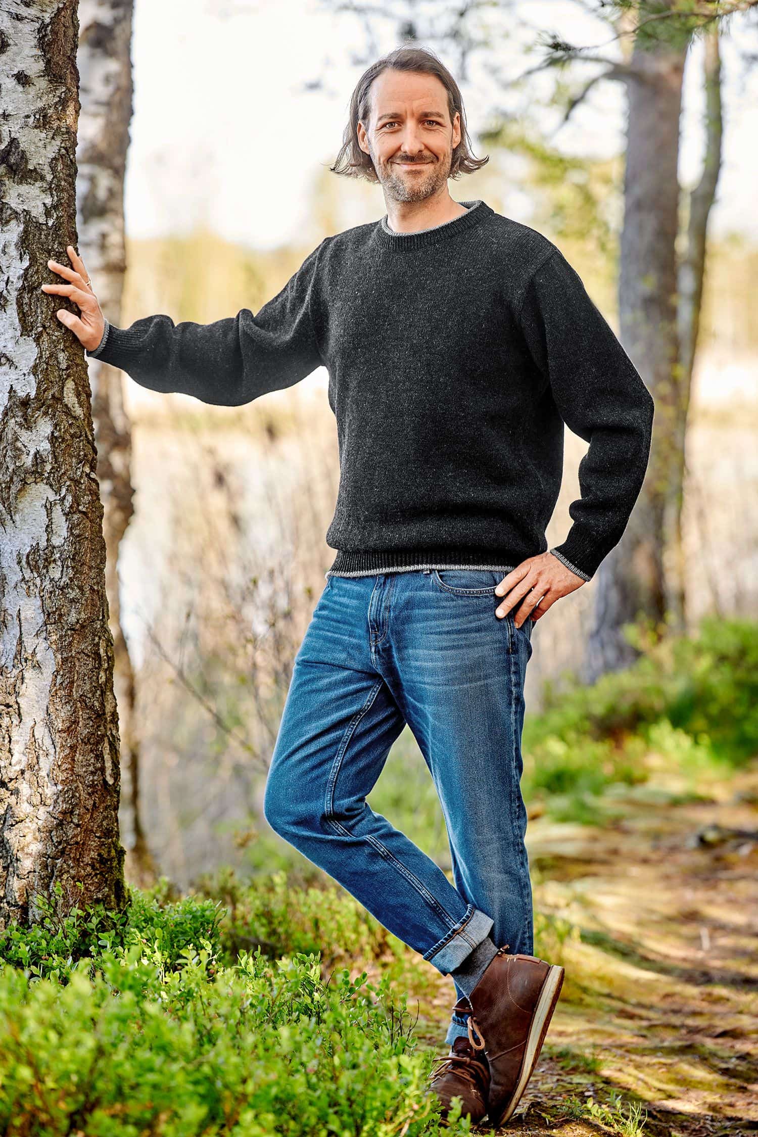 Mann trägt dunkelgrauen Finkhof Pulli aus bio Wolle (kbT)