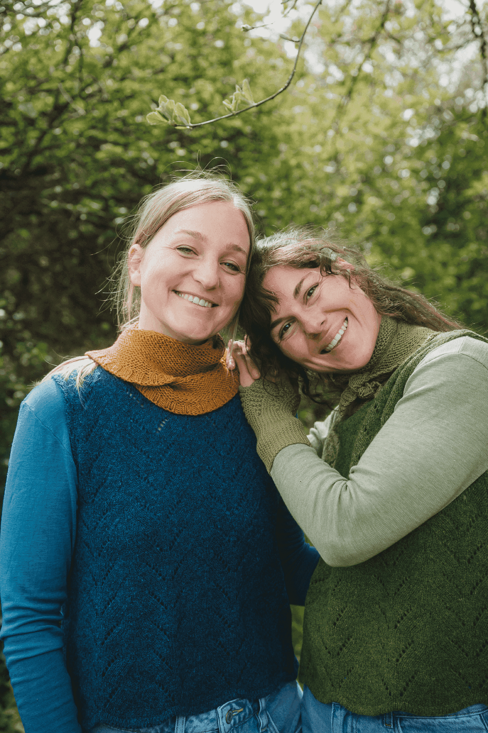 Frauen tragen Pullunder und unifarbene Shirts mit gestrickten Schaltüchern aus Finkhof Wolle