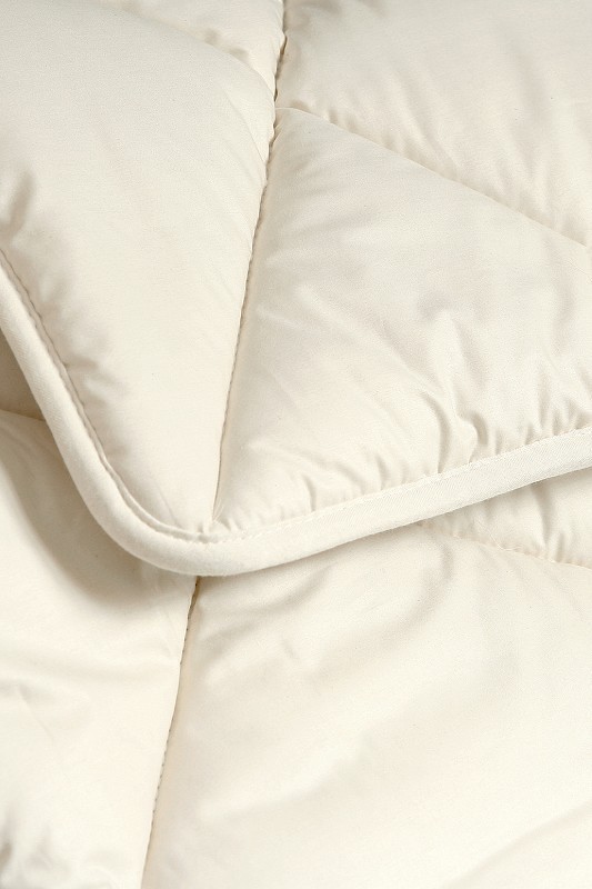 Detailaufnahme von der Ecke einer weißen Finkhof Steppdecke aus bio Wolle (kbT) und bio Baumwolle (kbA)