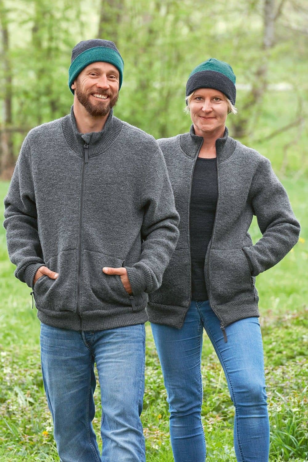 Mann und Frau mit grauen Jacken tragen türkis graue Wendemützen aus Wolle (kbT) vom Finkhof