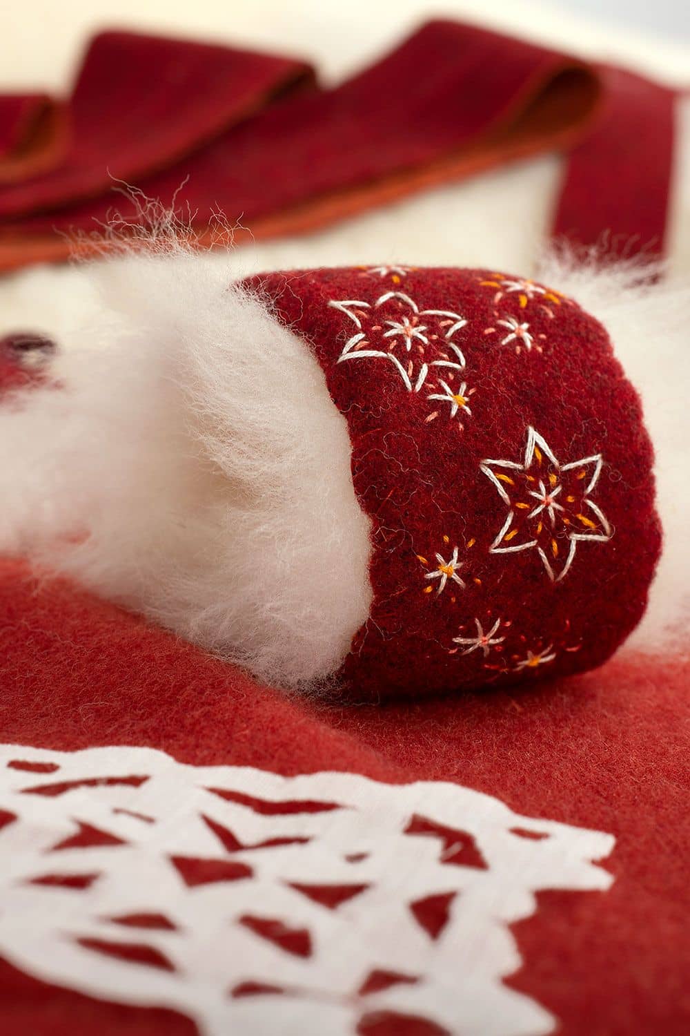 Nahaufnahme von Anwendungsbeispiel für Finkhof Fellresten in weihnachtlichem Design und roten Stoffen