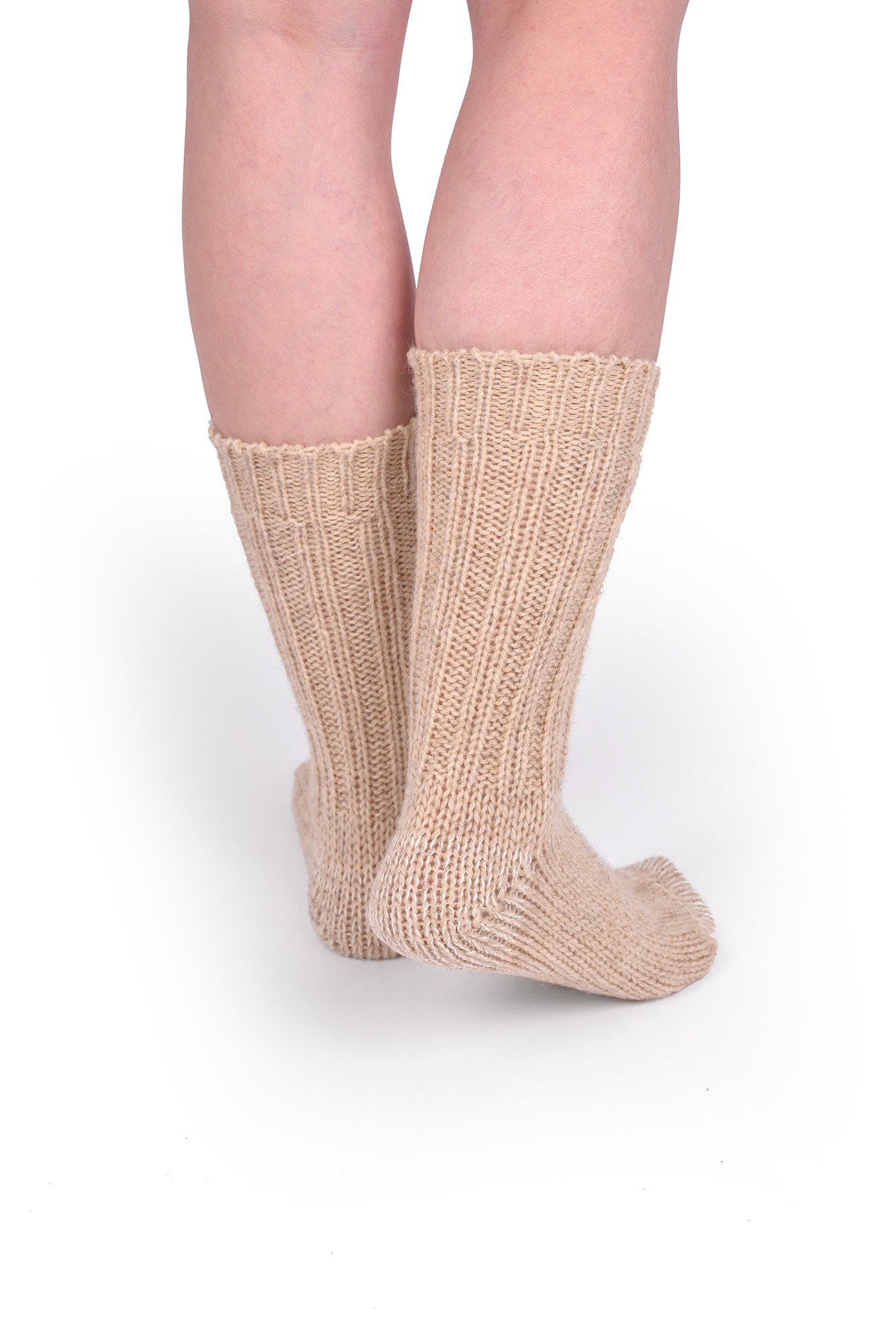 Dicke Finkhof-Socken aus reiner Bio-Schurwolle Person trägt beige dicke Finkhof Socken aus bio Wolle (kbT) auf weißem Untergrund von hinten