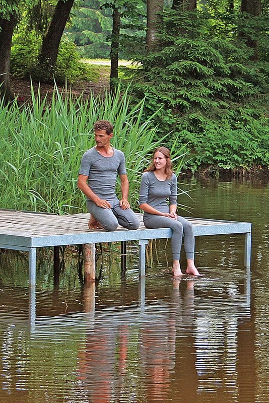 Unterwäsche Mix Lange Unterhose unisex graue lange Unterhosen aus bio Baumwolle (kbA), bio Wolle (kbT) und Seide getragen von Mann und Frau an See auf Steg