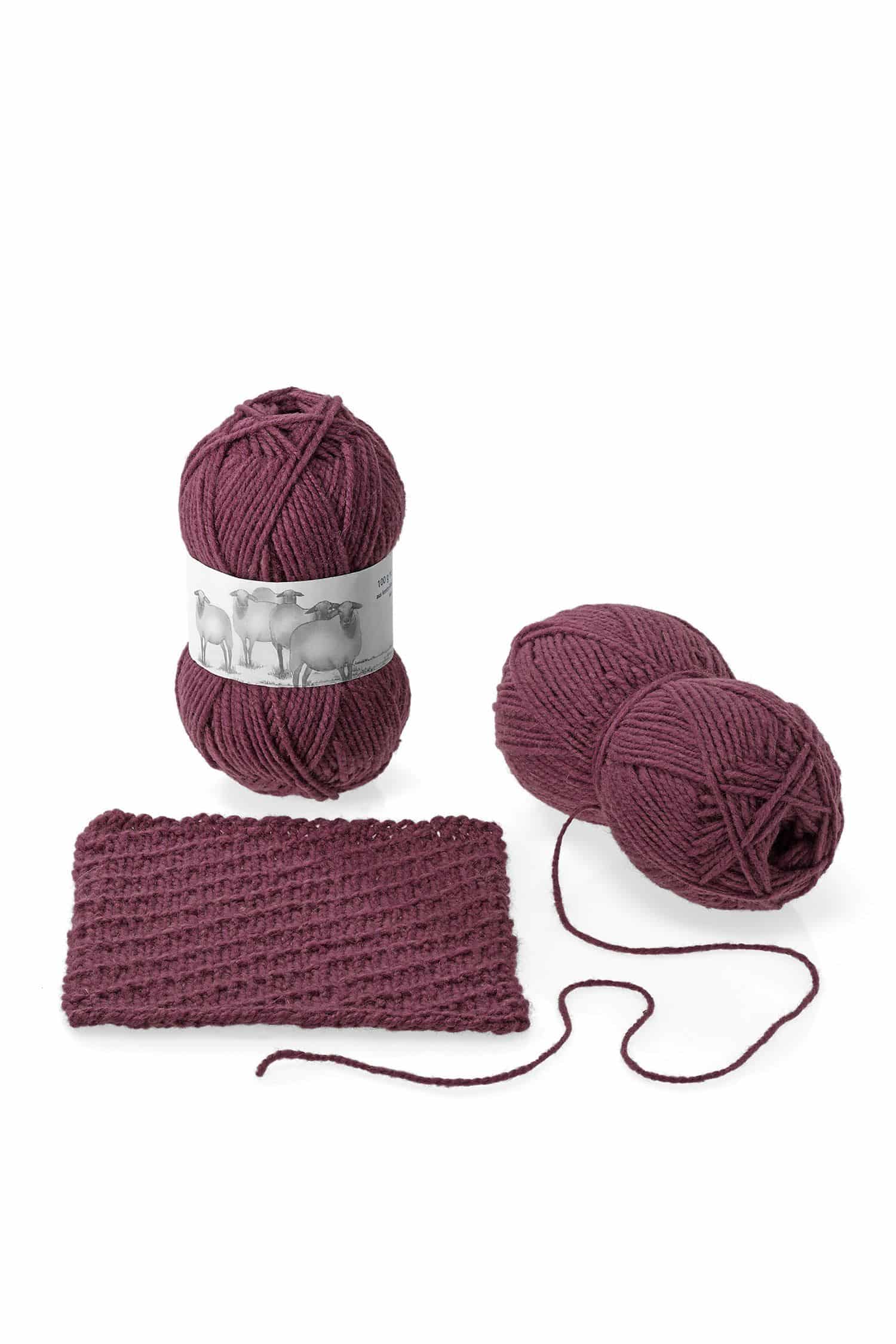 dicke Finkhof Merinwolle aus bio Wolle (kbT) in beere als Knäul mit Strickstück