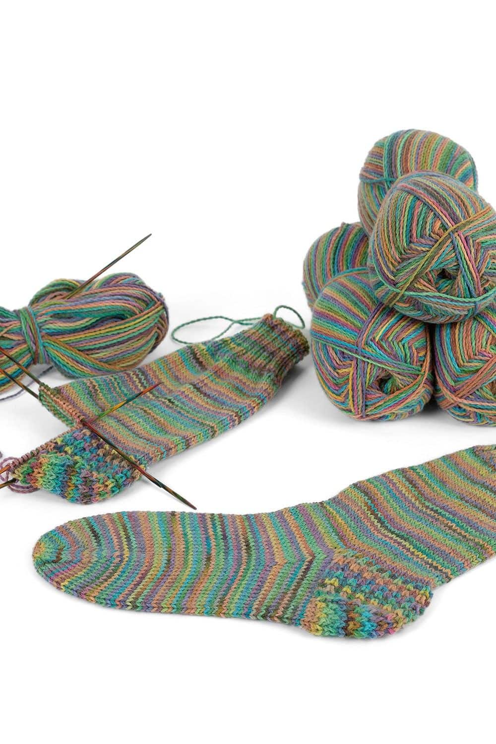 feine Finkhof Sockenwolle mit buntem Farbverlauf aus bio Wolle (kbT) mit Knäulen und fertiger Socke