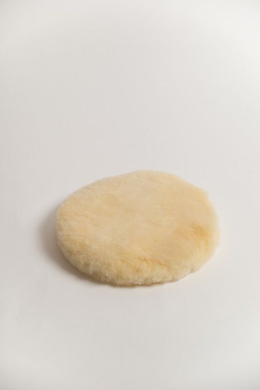 gelbliches rundes Wohlfühlkissen aus relugan gegerbtem Schaffell vom Finkhof, Freisteller