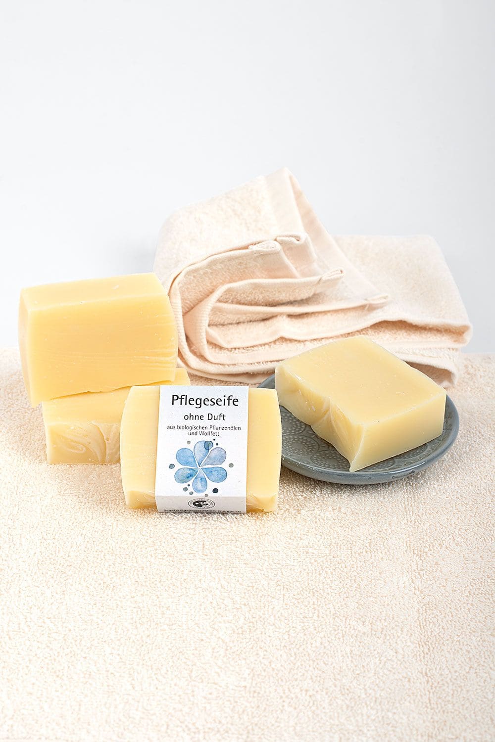 Finkhof Pflegeseife ohne Duft – milde Naturseife mit Wollfett & Pflanzenöl, präsentiert auf Handtüchern