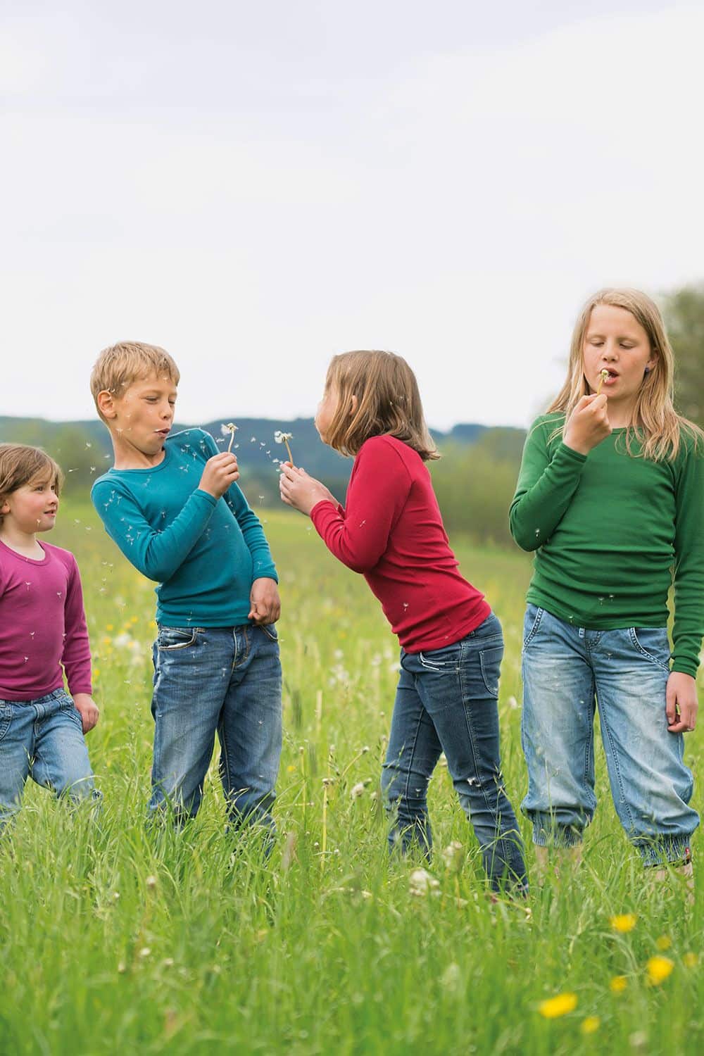 Wolle-Seide Langarmshirt Kinder mit Jeans auf Wiese tragen farbige Langarmshirts aus bio Wolle (kbT) und Seide