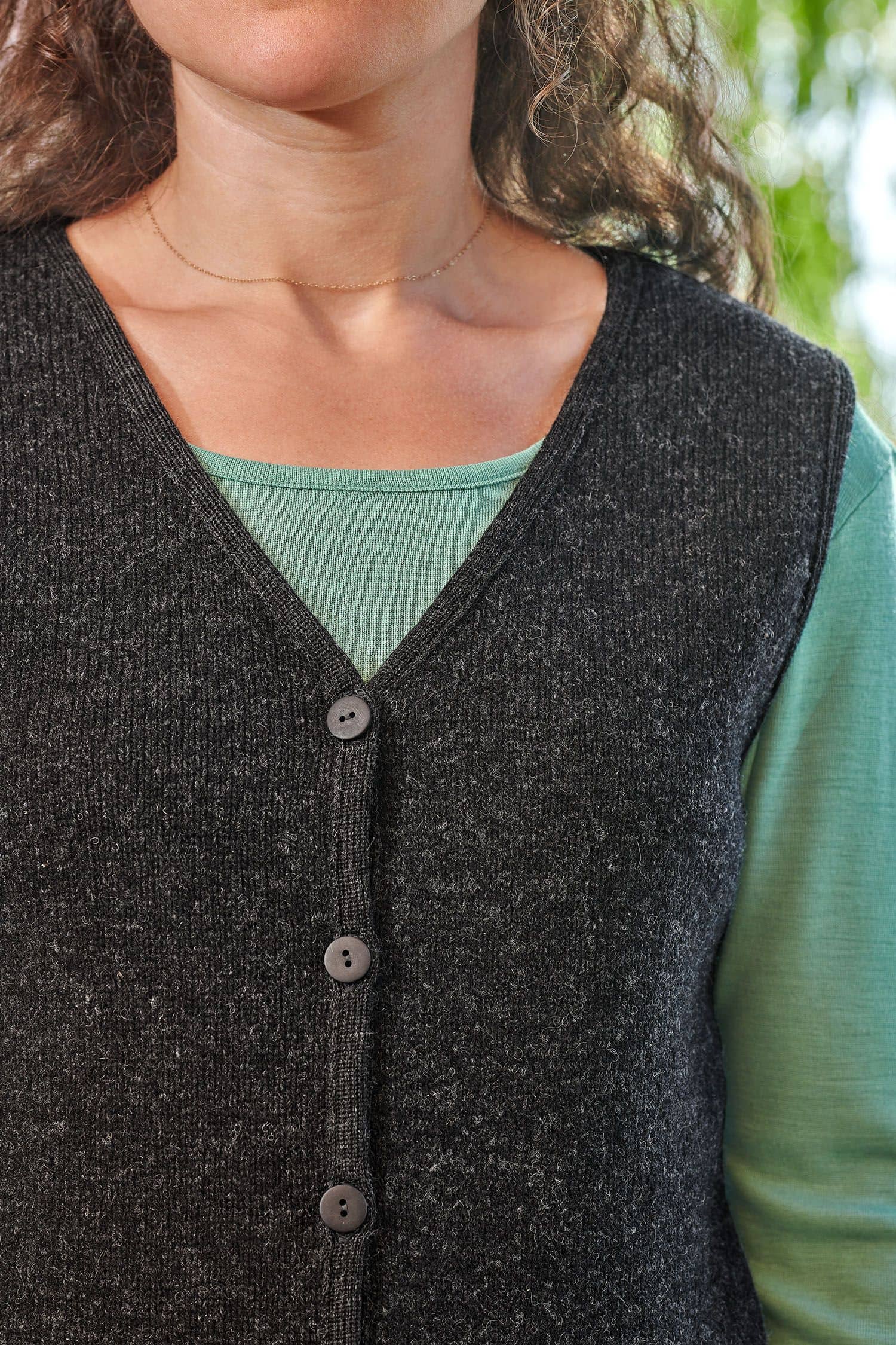 Detailaufnahme der Knöpfe der anthrazitfarbenen feinen Strickweste aus bio Wolle (kbT) vom Finkhof
