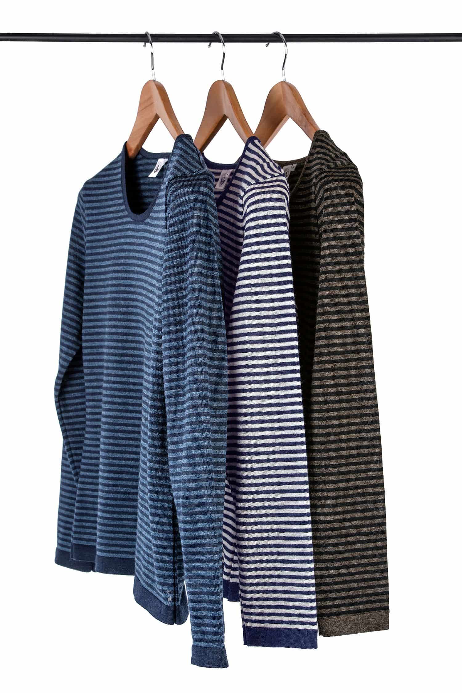 Wollshirts mit Ringel in verschiedenen Farben aus bio Wolle (kbT) vom Finkhof höngen mit Bügeln auf Stange