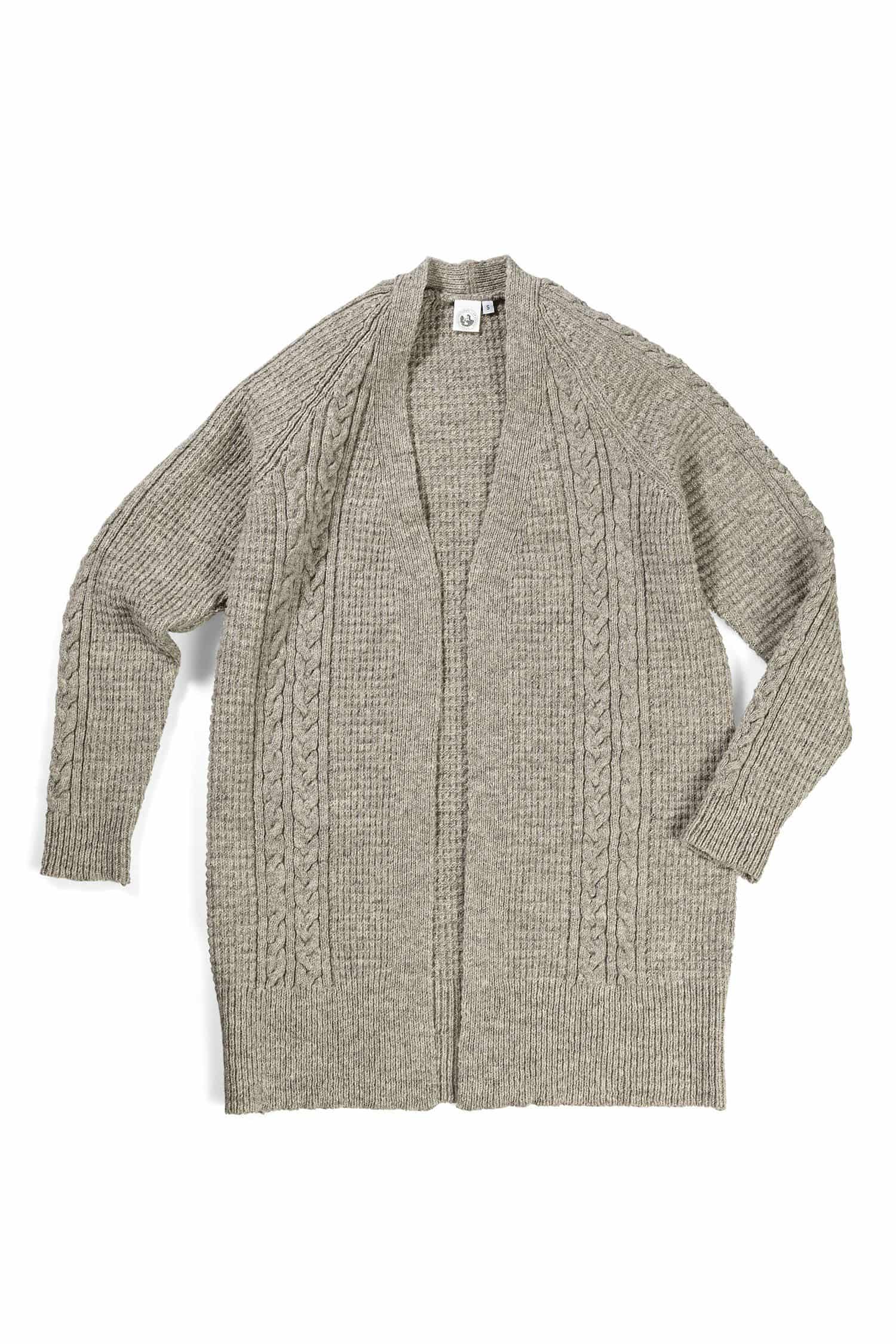 hellgrauer langer Cardigan mit Zopfmuster aus bio Wolle (kbT) vom Finkhof, Freisteller
