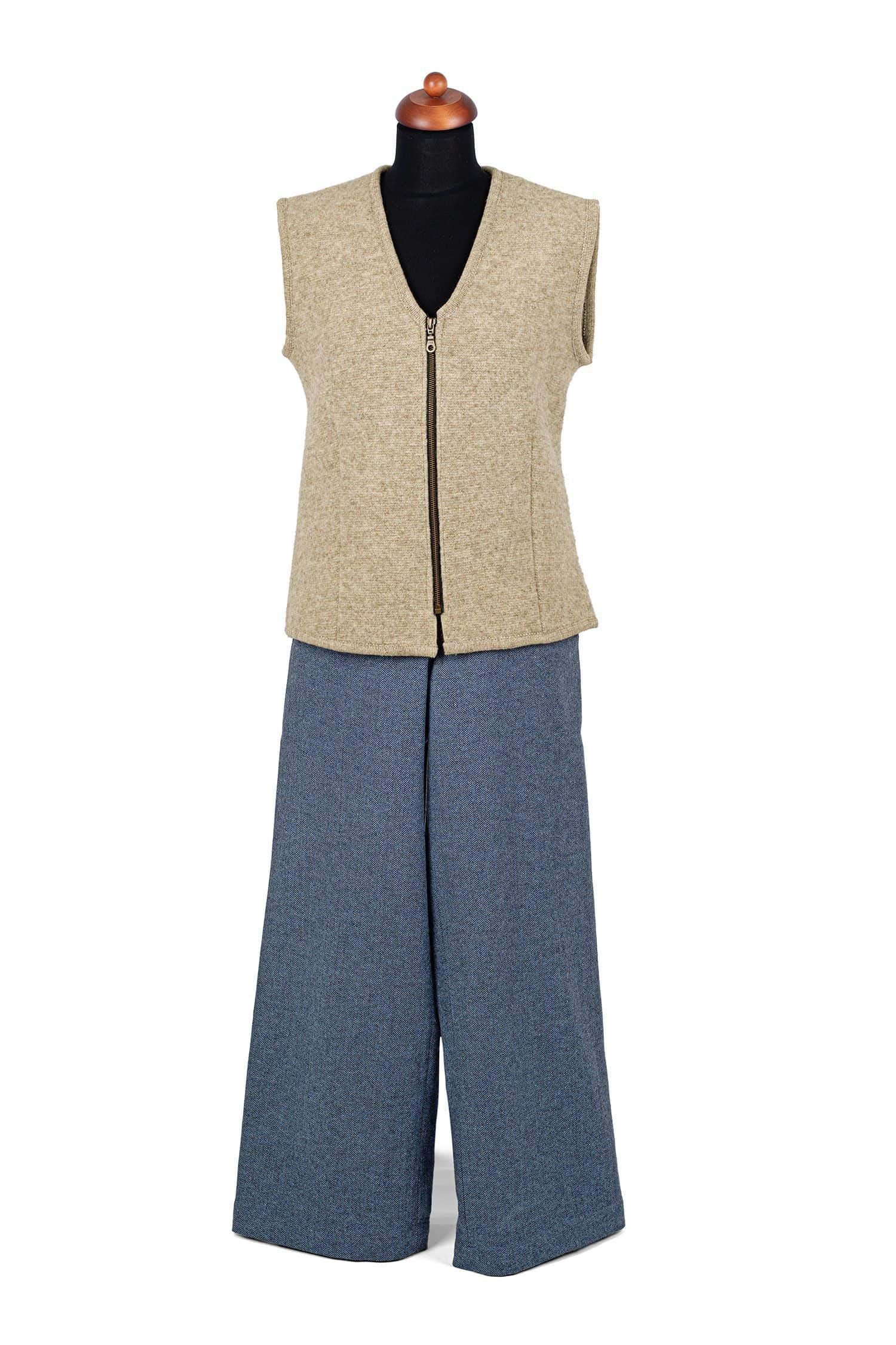 Schneiderpuppe trägt blaue Hose und Weste aus grauem ungefärbten Strickwalk vom Finkhof aus bio Wolle (kbT)