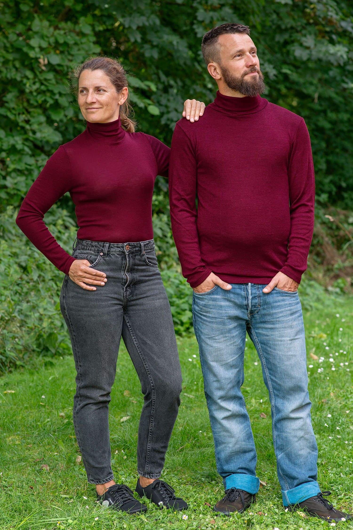 Mann und  Frau mit Jeans tragen weinroten Unterziehrolli aus bio Wolle (kbT) und Seide