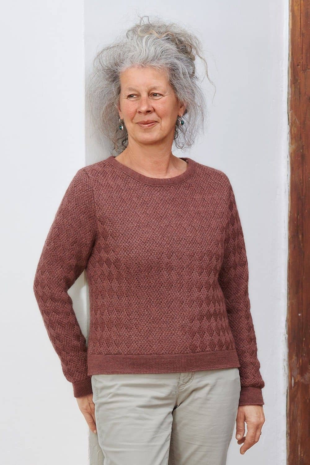 Frau trägt Pulli in rosenholz aus bio Wolle (kbT)