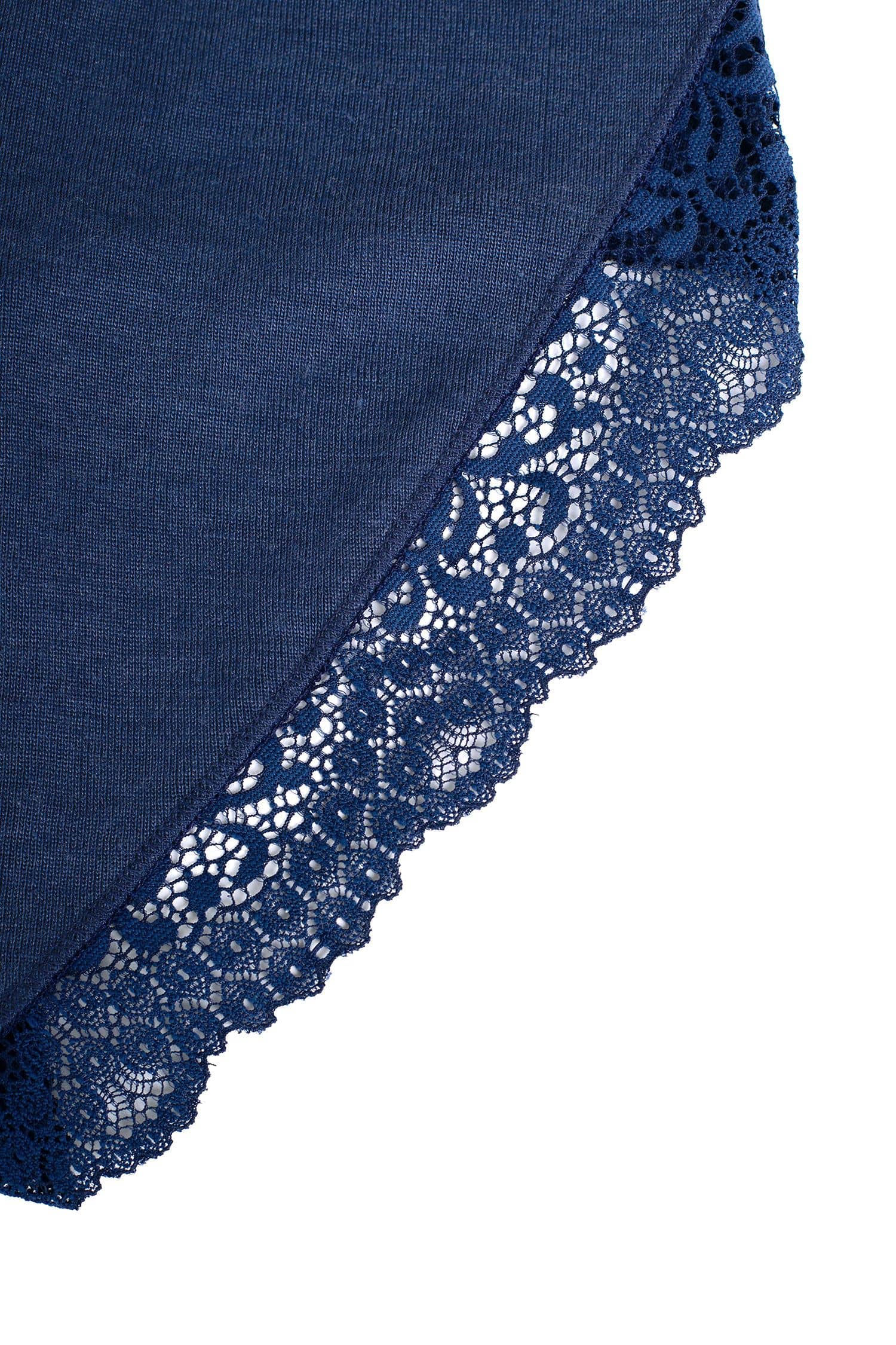 Detailaufnahme der Spitze des marineblauen Spitzenslips aus bio Wolle (kbT) und Seide