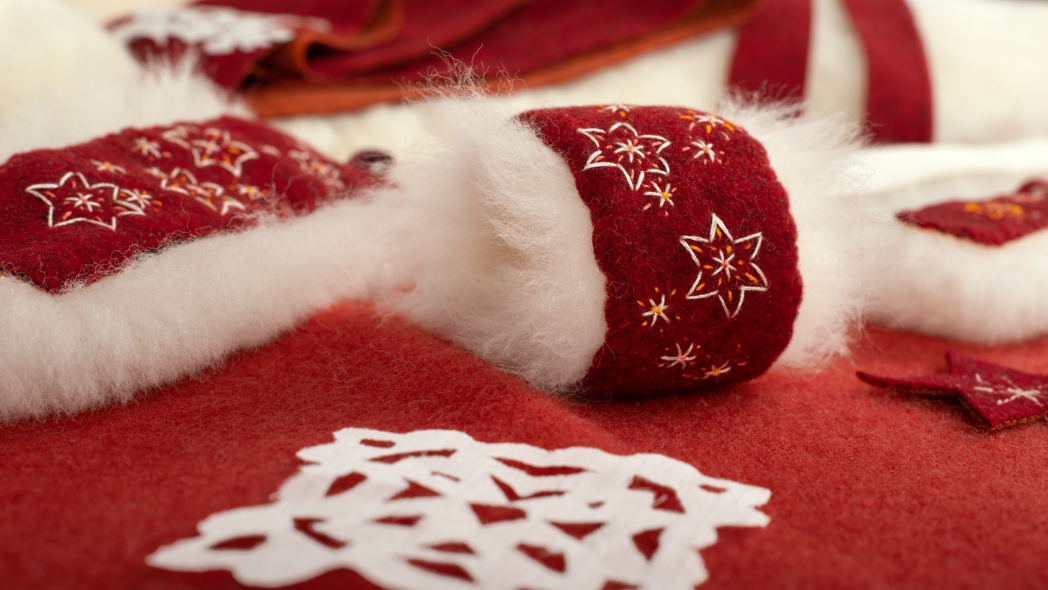 Weihnachtliche Stulpen aus Fell gebasteltet