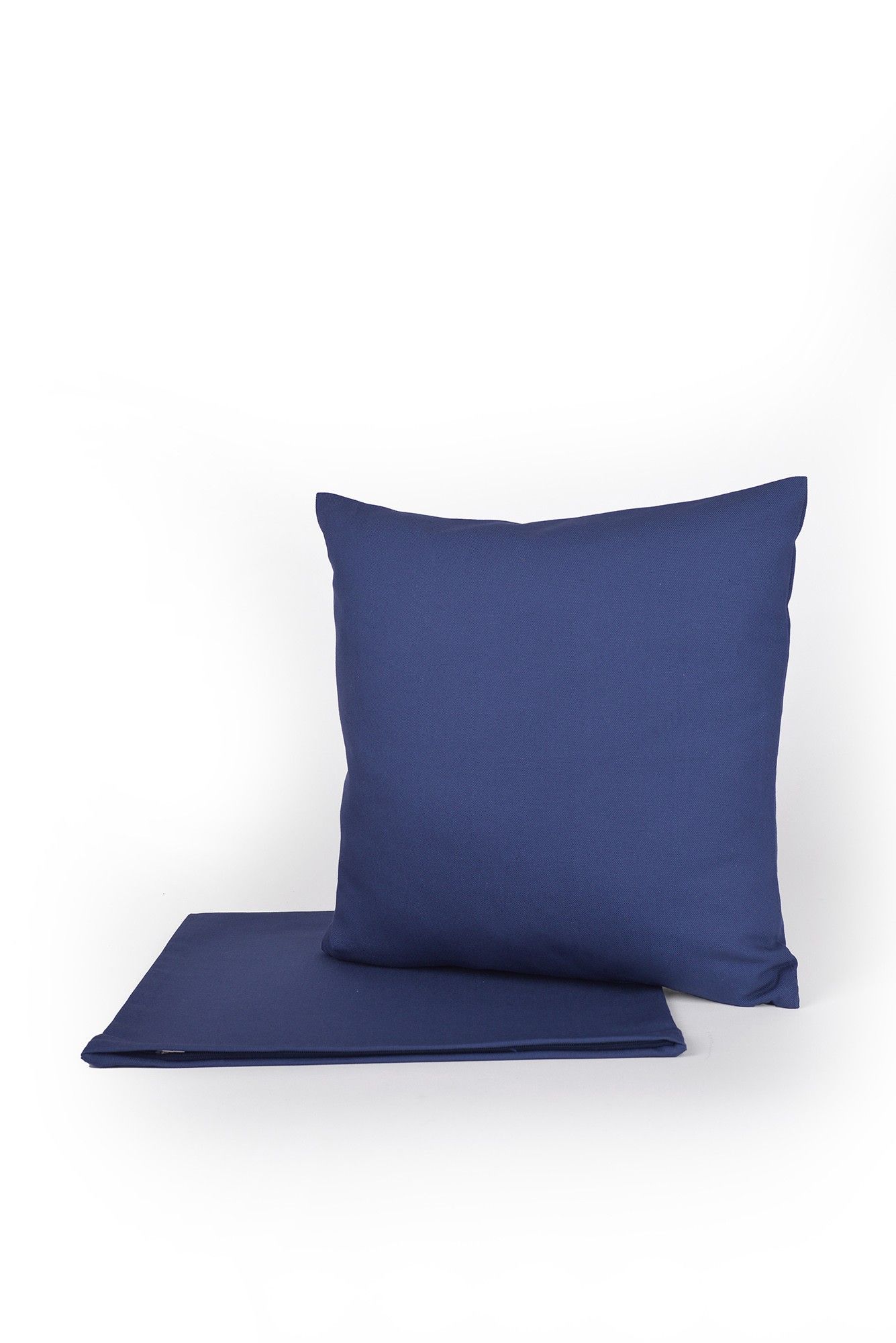 blauer Sofakissenbezug aus bio Baumwolle (kbA) vom Finkhof mit Kissen drinnen und leerem Kissen