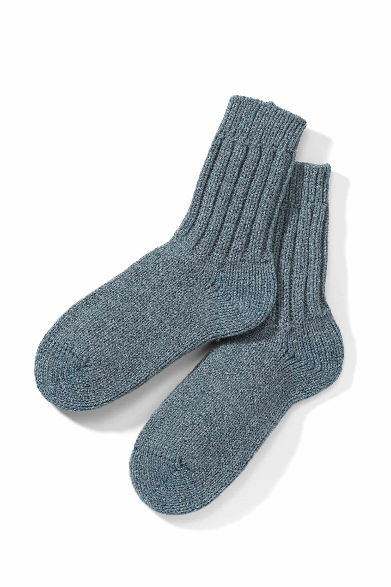 ein Paar dicke Finkhof Wollsocken in rauchblau aus bio Wolle (kbT), Freisteller