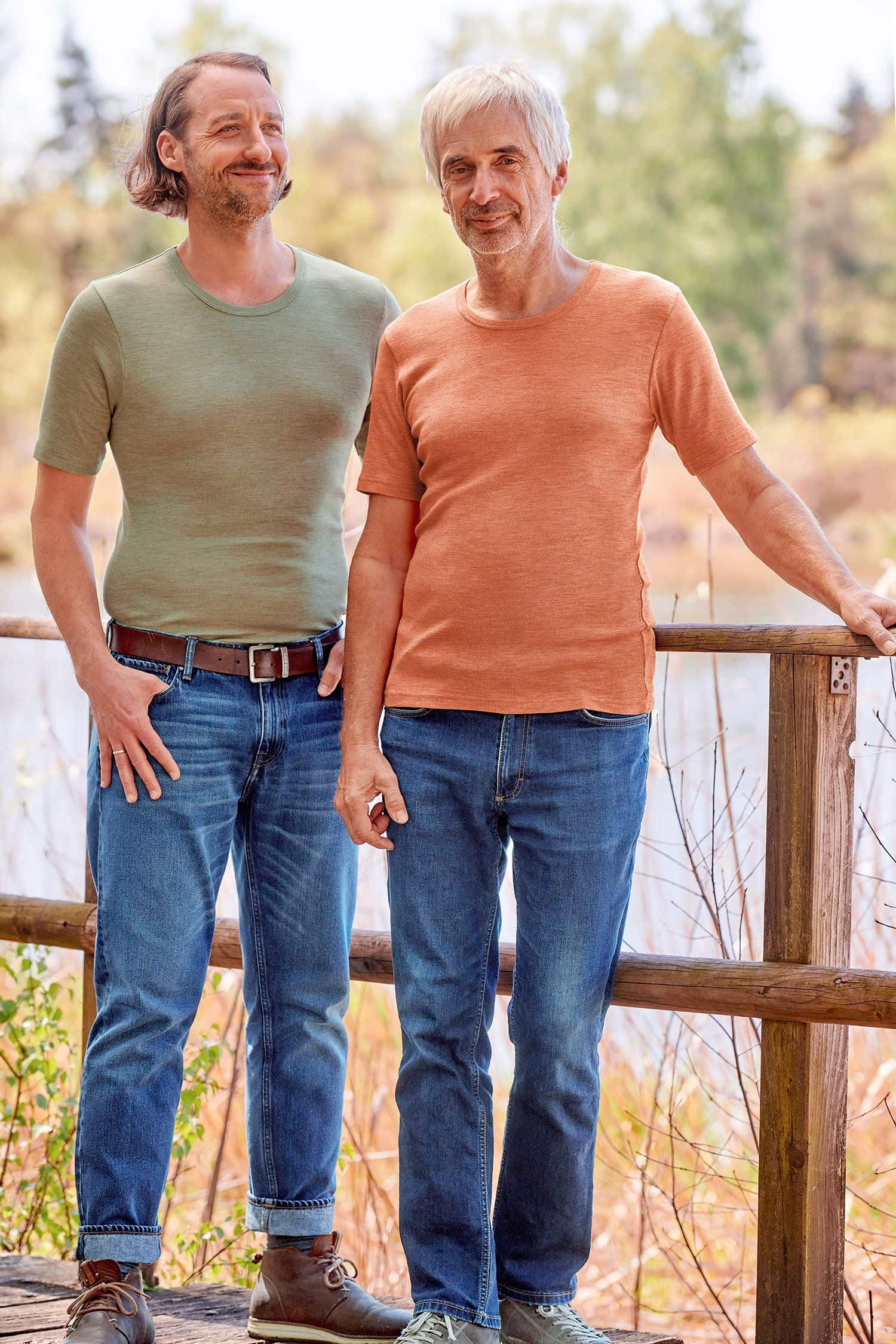 Baumwolle-Wolle-Seide Herren-Kurzarmshirt Männer tragen orange und grüne Kurzarmshirts aus bio Wolle (kbT), bio Baumwolle (kbA) und Seide