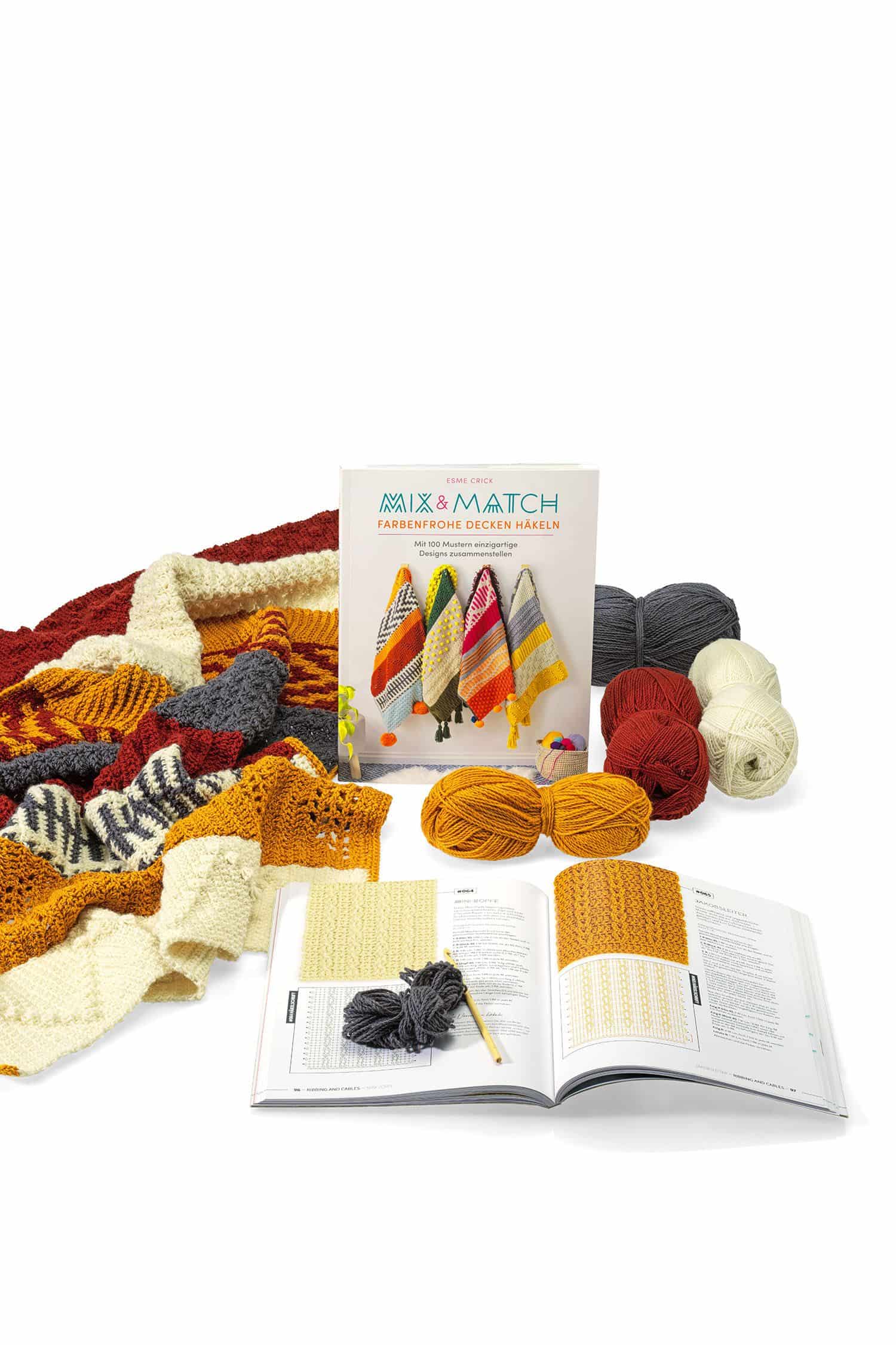 Mix & Match Farbenfrohe Decken häkeln Buch ,,Mix & Match Farbenfrohe Decken häkeln" auf Stimmungsbild mit Wollen und Projekten