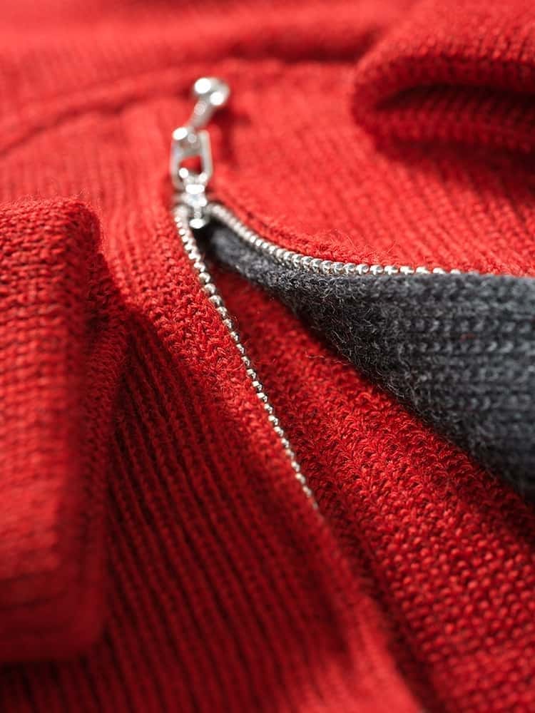 Detailaufnahme des Reißverschluss des roten Troyer vom Finkhof aus bio Wolle (kbT)