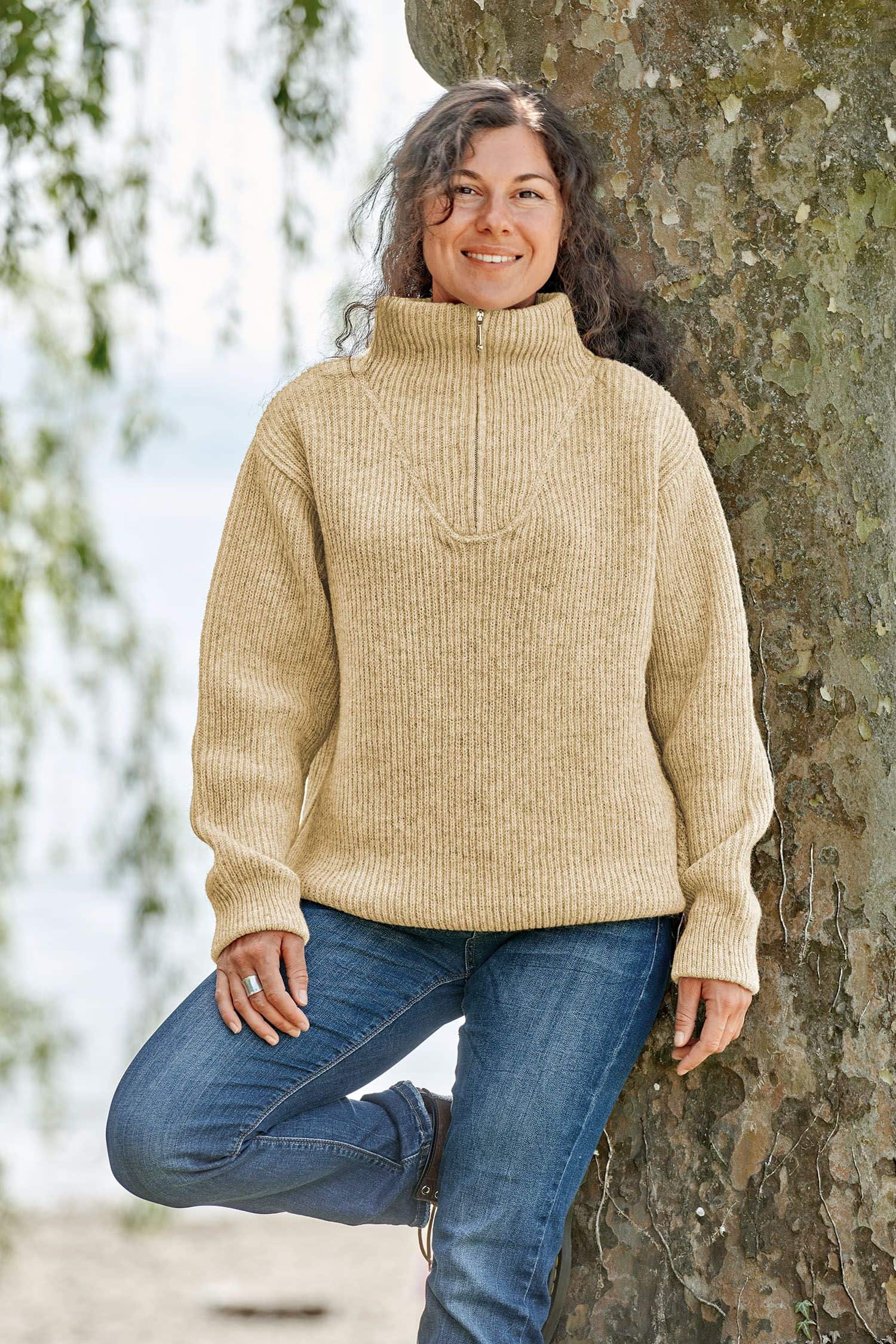 Frau trägt beigen Finkhof Troyer aus bio Wolle (kbT) vom Coburger Fuchsschaf