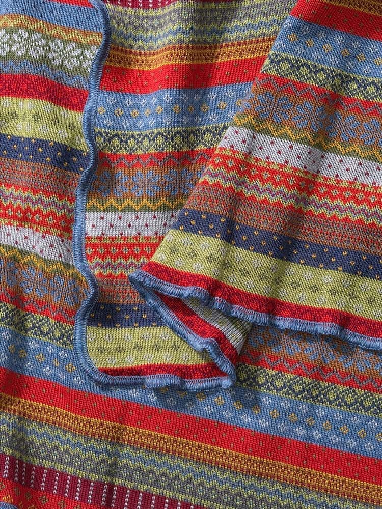 Detailaufnahme vom Muster des bunten Schals aus Wolle