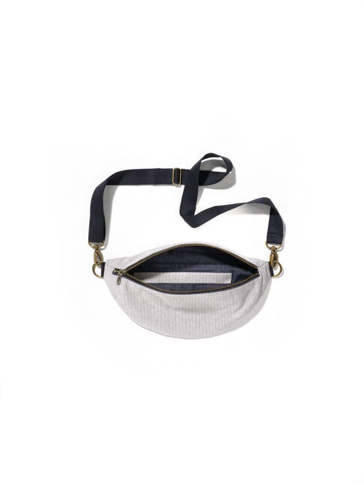 helle geöffnete Hüft- und Schultertasche aus bio Baumwolle (kbA) vom Finkhof, Freisteller