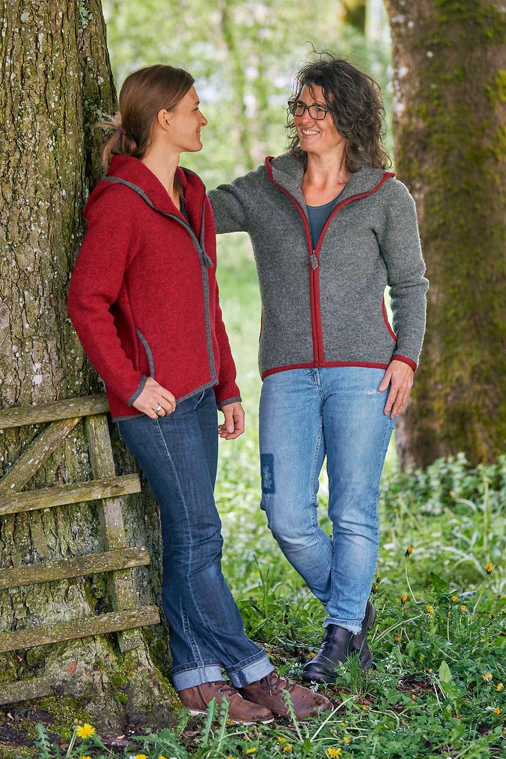 Jacke Reni Frauen tragen rote und graue Jacke aus Walkstoff vom Finkhof aus bio Wolle (kbT) mit blauer Jeans