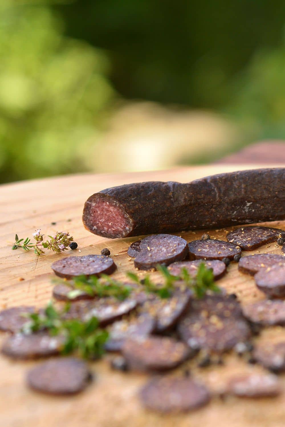 angeschnittene bio Schafsalami vom Finkhof auf einem Holzbrettchen