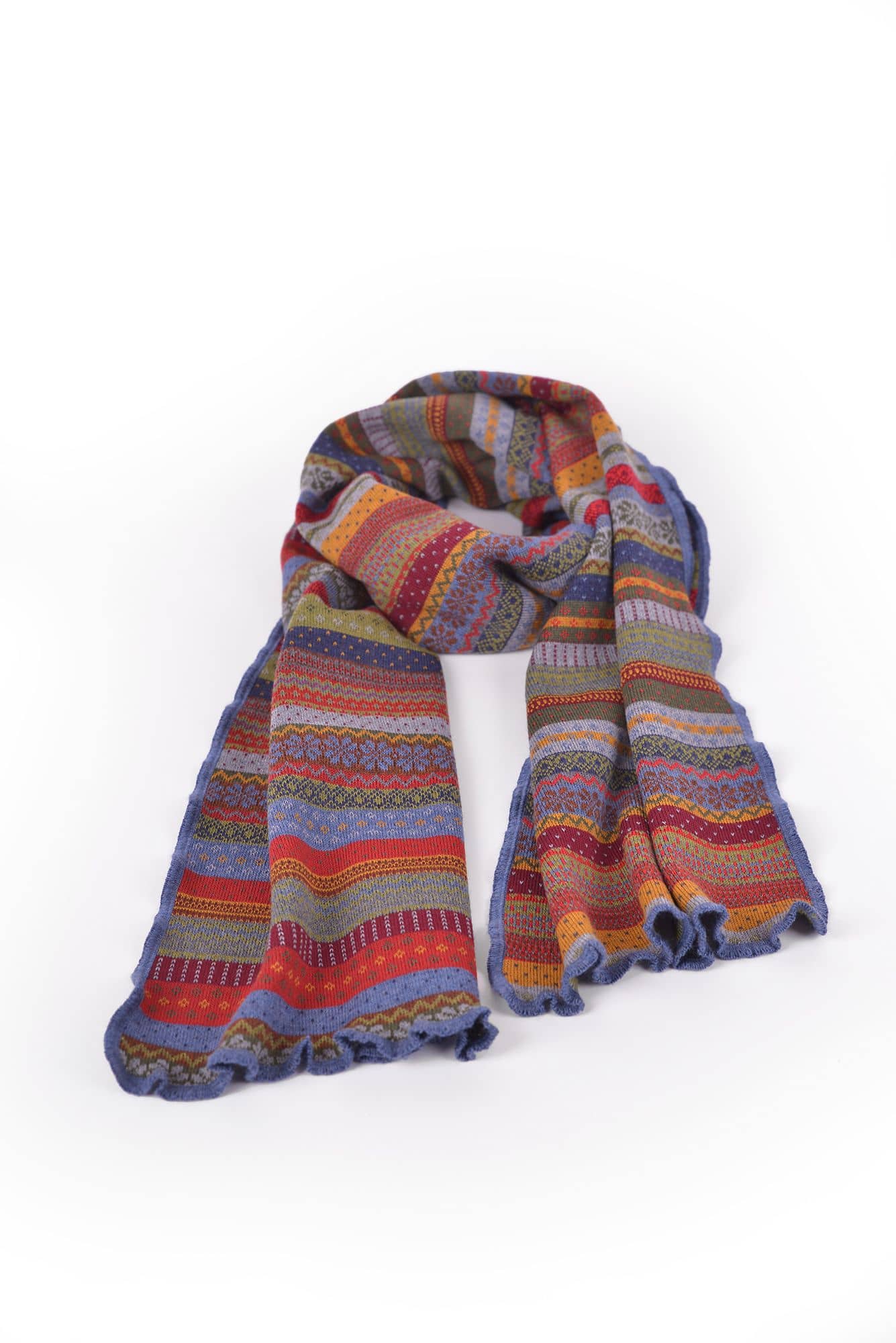 gemusterter Schal Oslo aus Schurwolle liegt auf weißem Untergrund