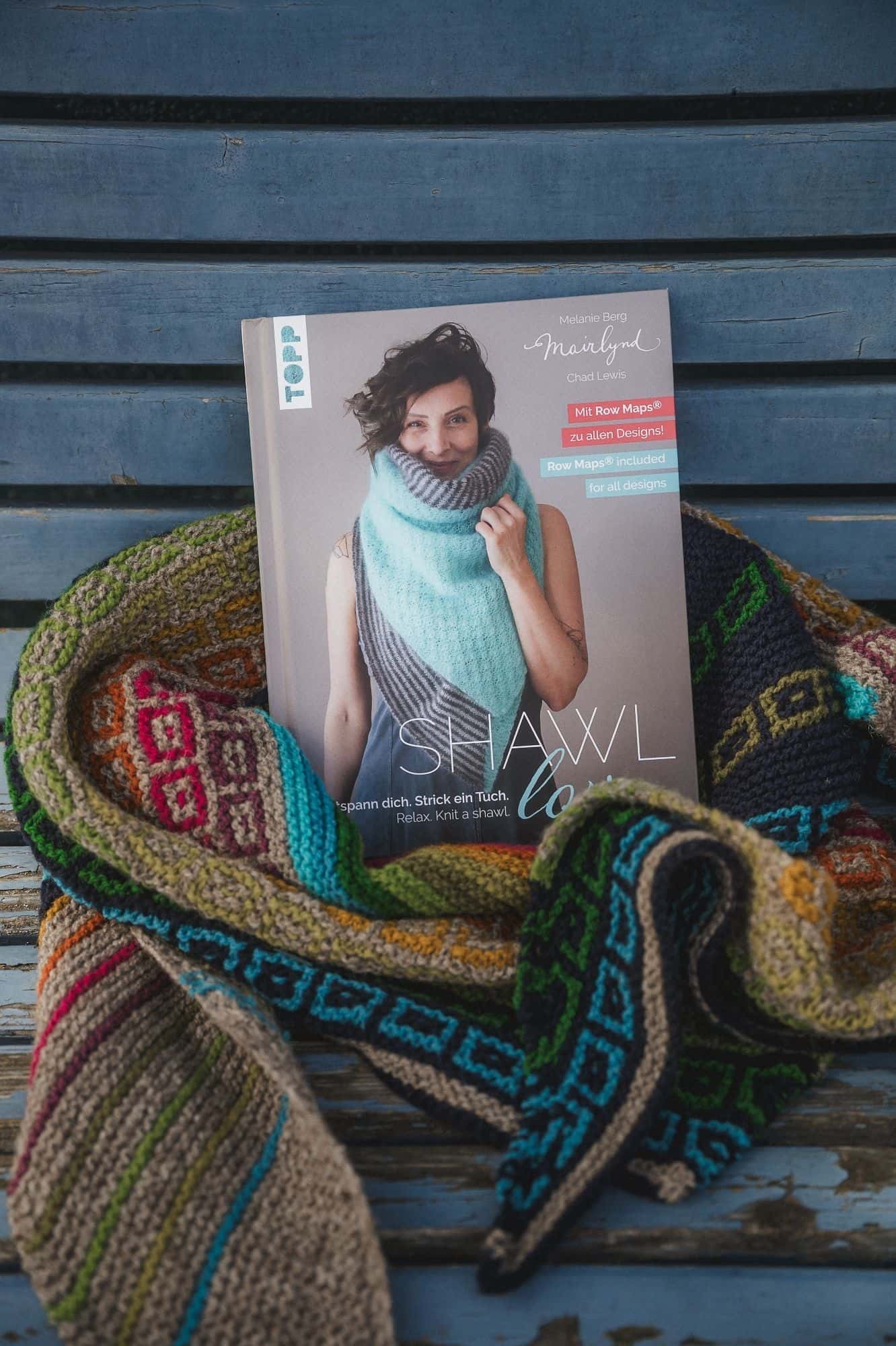 Regenbogenfarbener Schal als Muster zusammen mit dem Buch ,,Shawl love"