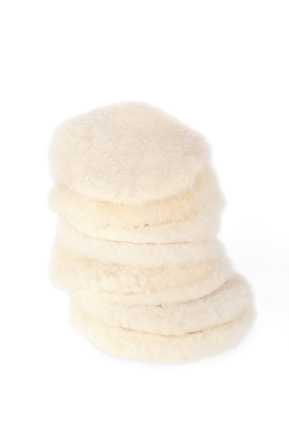 Stapel runde zweite Wahl Stuhlauflagen aus pflanzlich gegerbtem Schaffell vom Finkhof in weiß