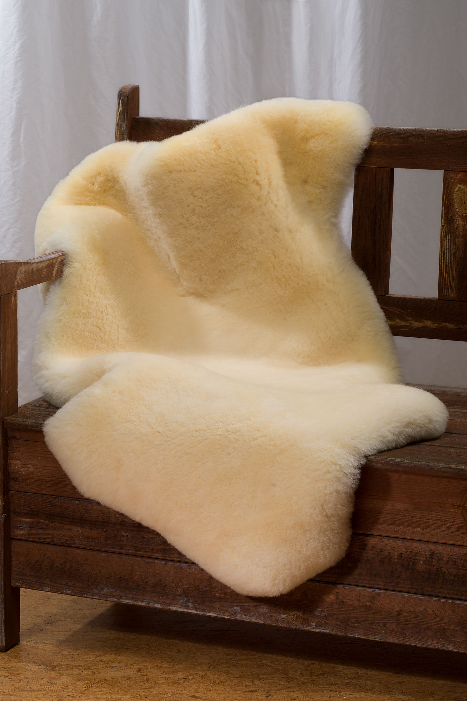 gelbliches relugan gegerbtes Schaffell vom Finkhof auf brauner Bank