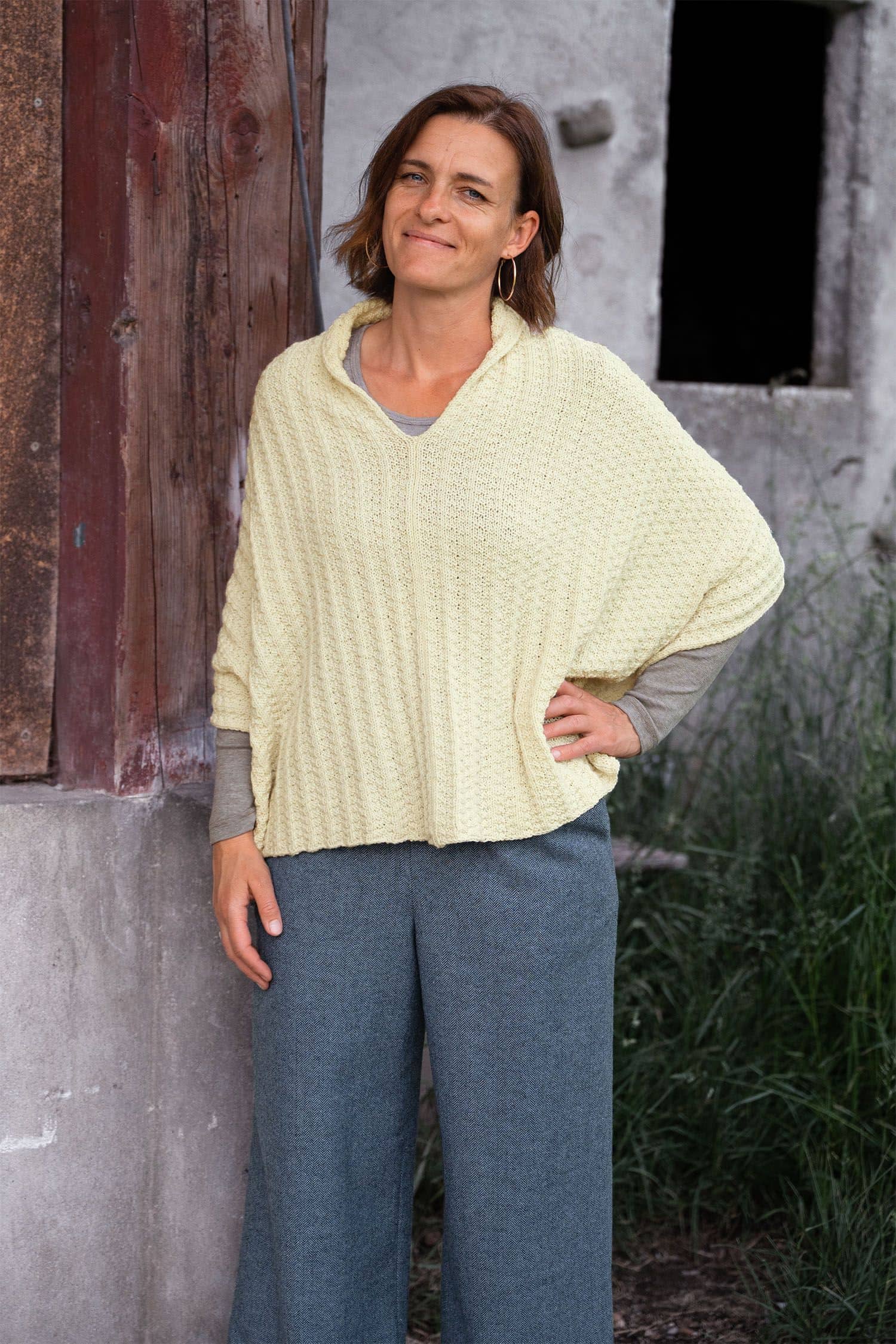 Frau trägt naturweißen Pulli mit Stoffhose als Beispielprojekt aus dem Buch ,,Rechte Masche linke Masche"