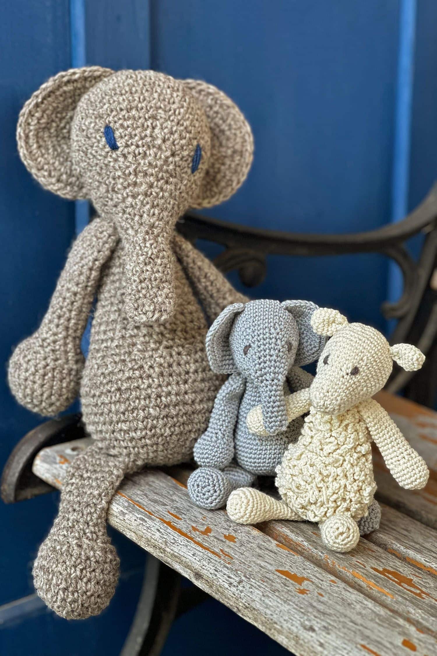 gehäckelte Tiere aus Finkhof Wolle als Beispiele für das Buch ,,Edwards freche Tierparade"