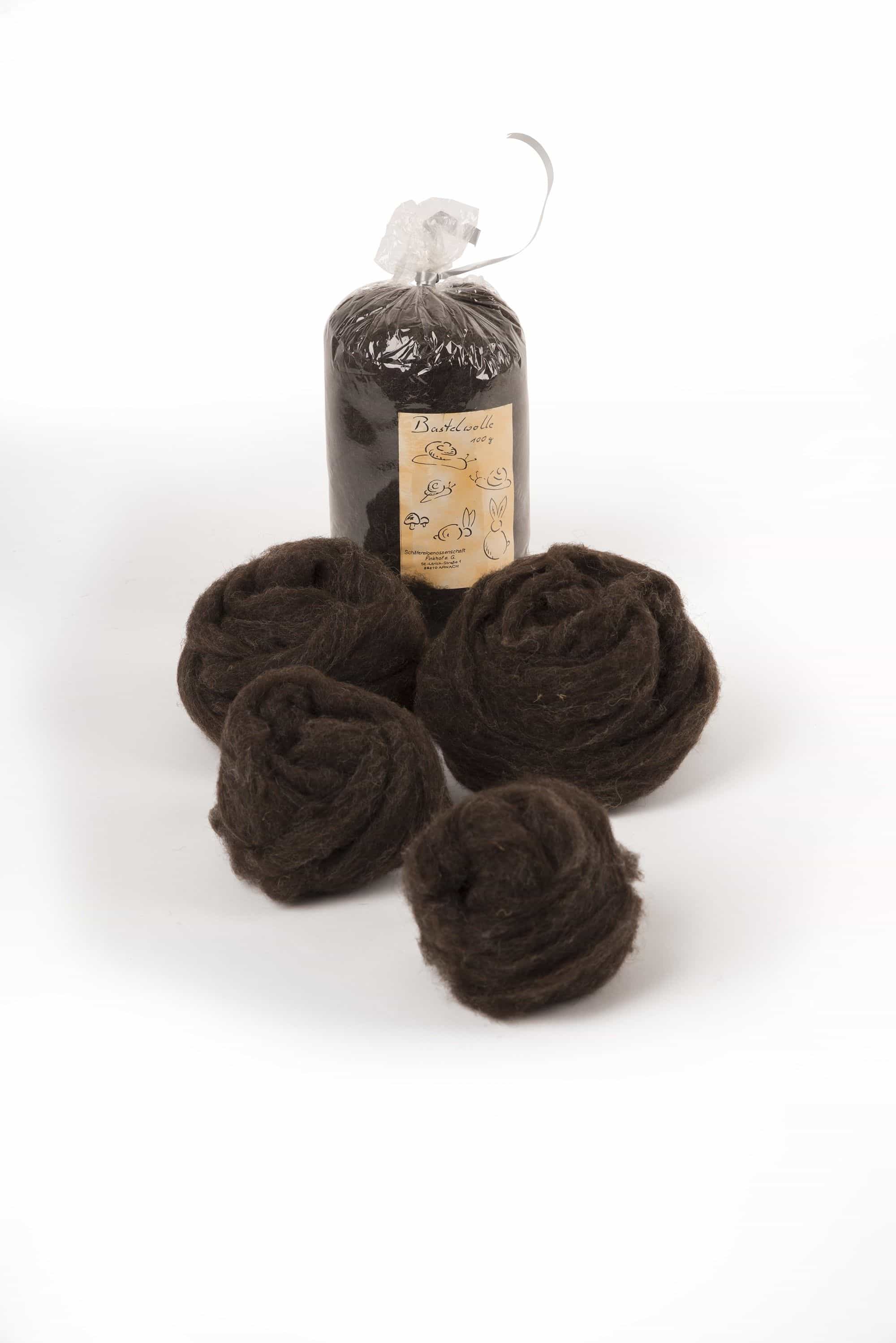 100g Beutel mit Finkhof Bastelwolle in dunkelbraun aus bio Wolle (kbT) mit losen Kugeln, Freisteller