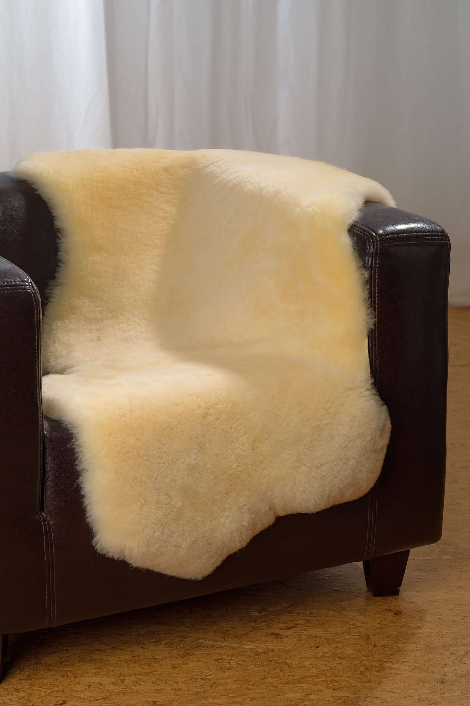 gelbliches relugan gegerbtes Schaffell vom Finkhof auf braunem Sessel