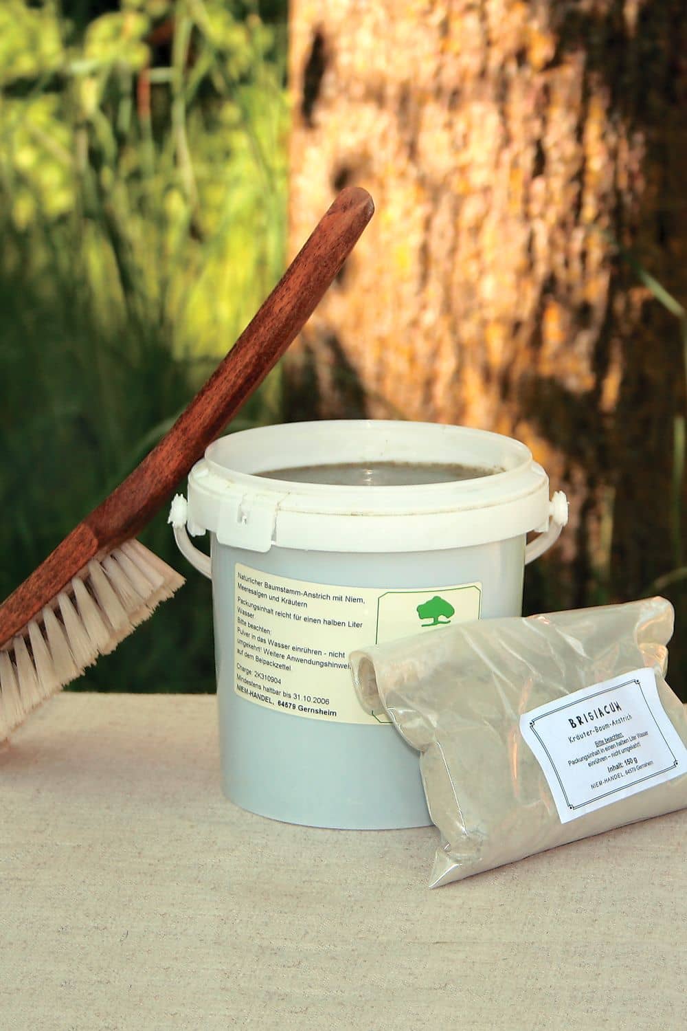 Brisiacum 150 g Fimkhof Brisiacum in 150g Pack mit Eimer und Bürste auf beiger Decke vor Baum