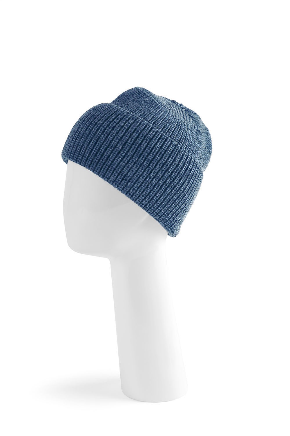 jeansblaue Wollmütze vom Finkhof aus bio Wolle (kbT) auf einem Puppenkopf