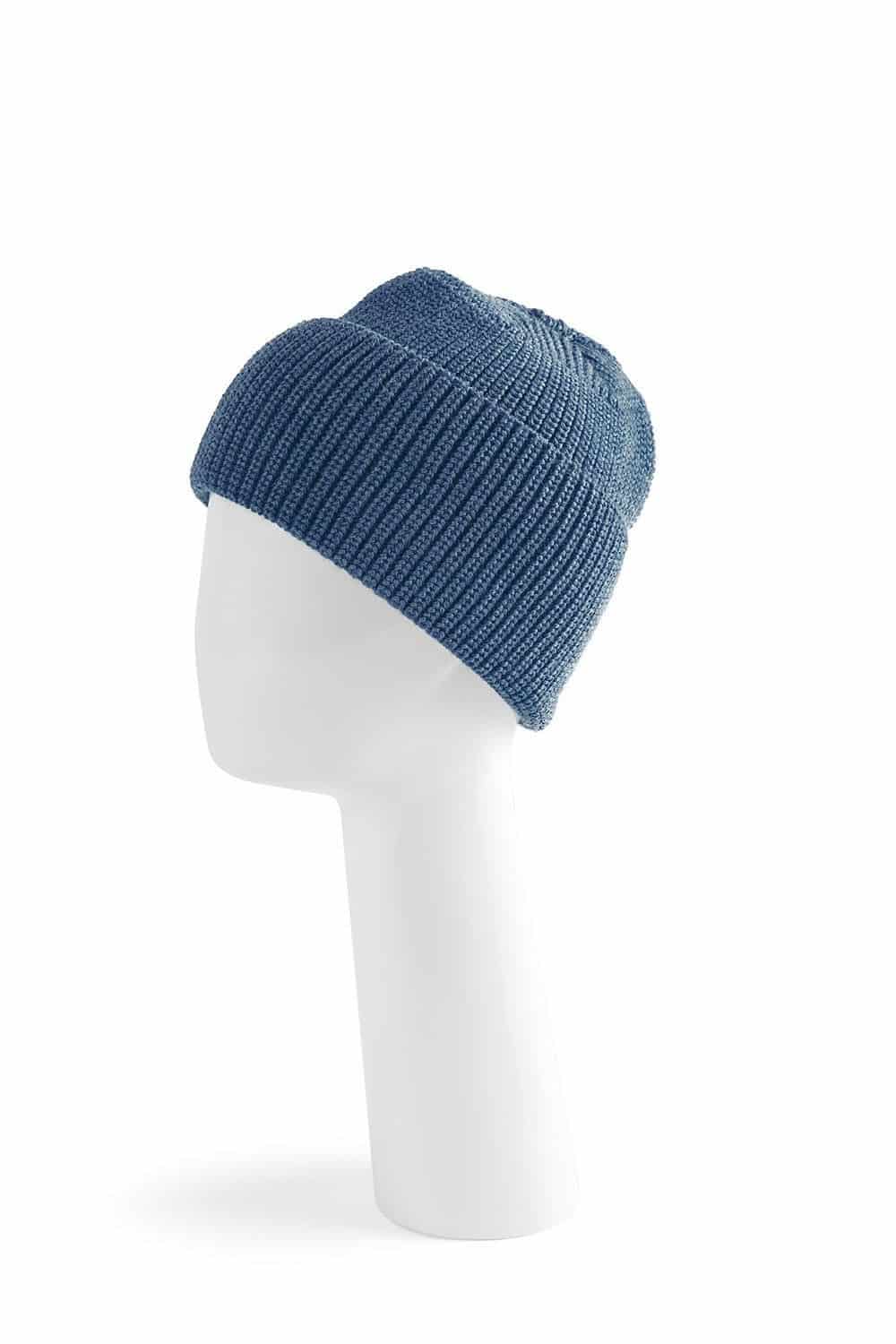 jeansblaue Wollmütze vom Finkhof aus bio Wolle (kbT) auf einem Puppenkopf