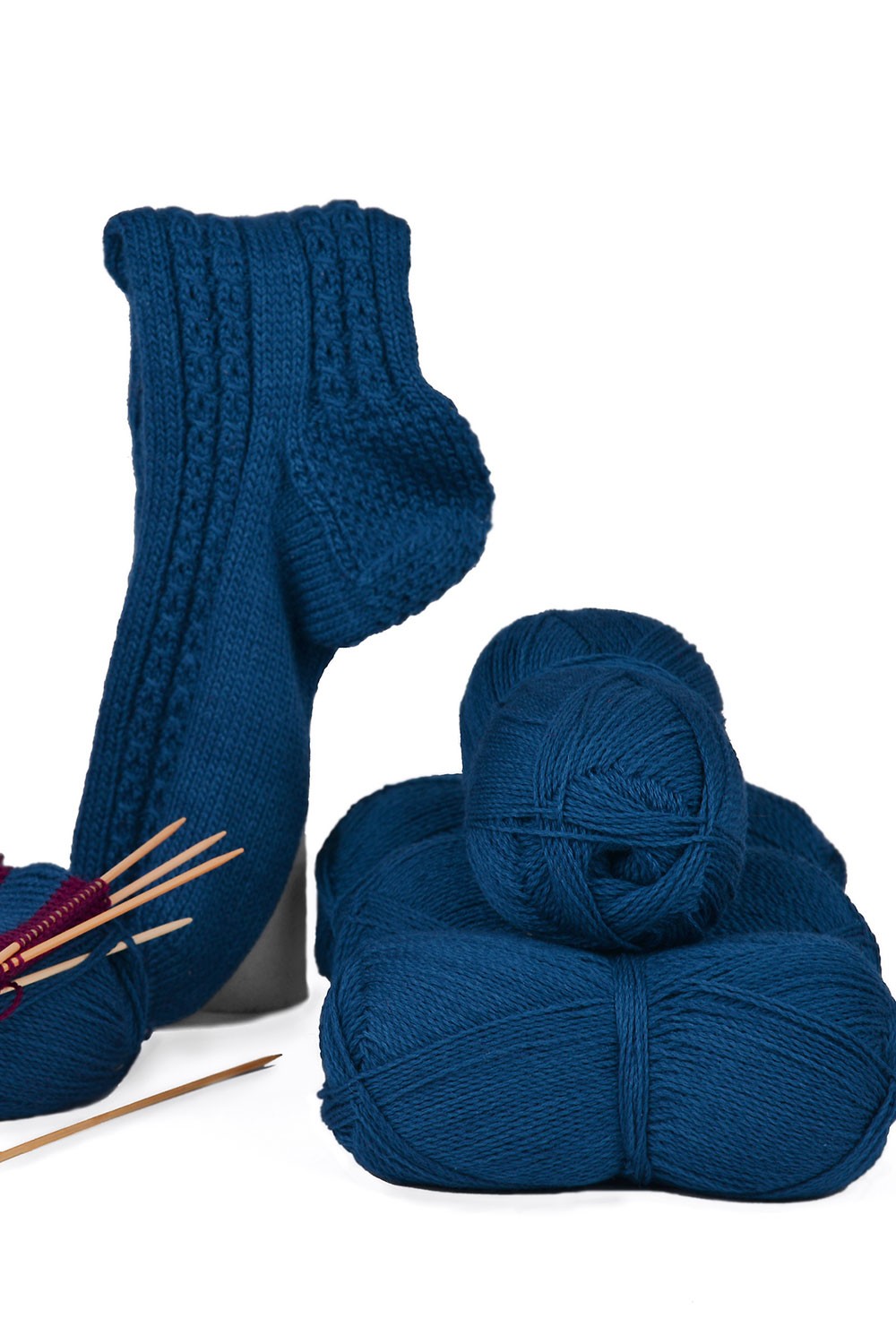 feine blaue Finkhof Sockenwolle aus bio Wolle (kbT) als Knäule und fertiger blauer Stricksocke