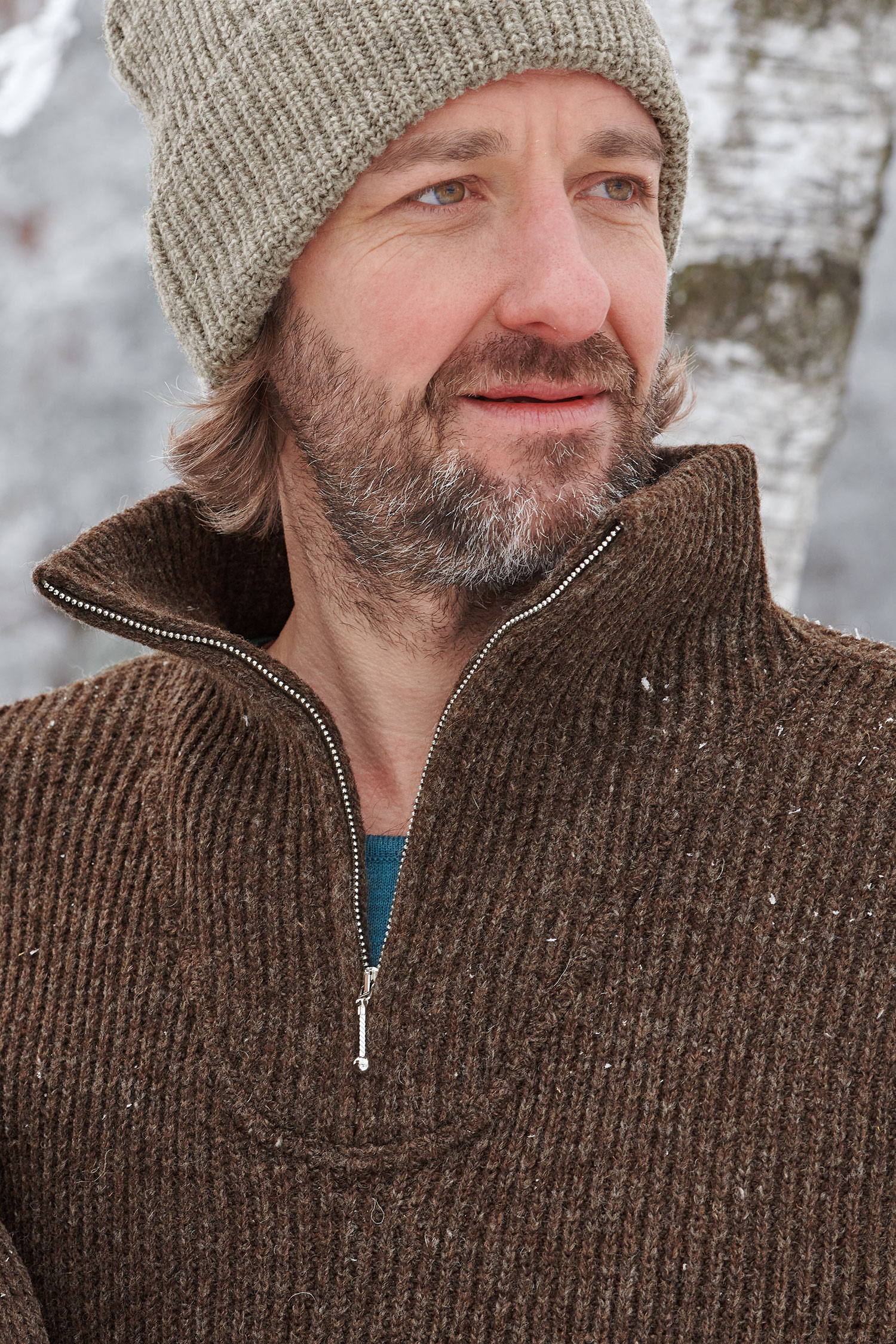 Detailansicht vom Kragen des braunen Finkhof Troyer aus bio Wolle (kbT) und Mann mit Mütze