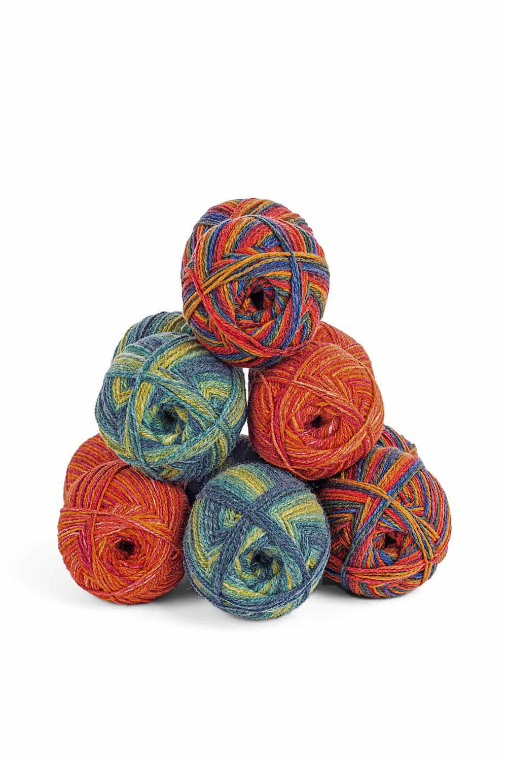 Finkhof Merinowolle dünn Farbverlauf Wollknäule der Finkhof Merinowolle aus bio Wolle (kbT) mit Farbverlauf, zu Pyramide aufgestapelt