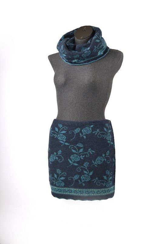 blau grau floralgemusterter Cacheur aus bio Wolle (kbA) mit floralgemustertem Schal an Schneiderpuppe, von vorne