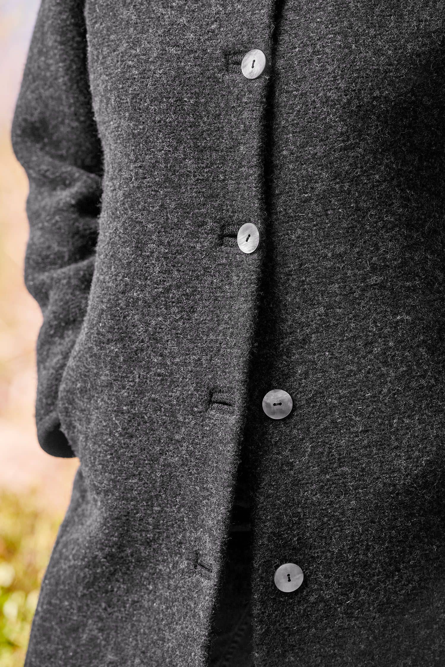 Detailaufnahme der Knöpfe des anthrazitgrauen Wollwalkmantel vom Finkhof aus bio Wolle (kbT)