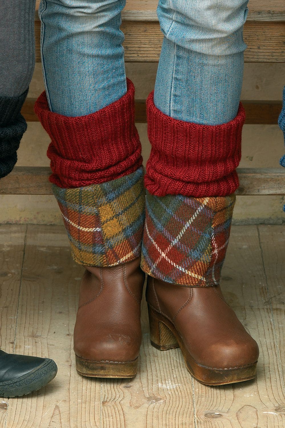 einfarbige rote Beinstulpen vom Finkhof aus bio Wolle (kbT) mit Jeans und braunen Stiefeln