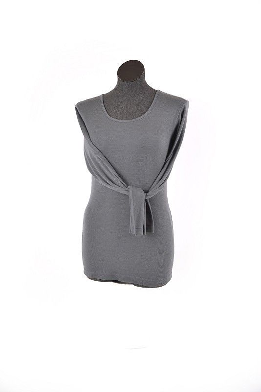 graues unifarbiges Langarmshirt aus bio Wolle (kbT) und Seide an Schneiderpuppe