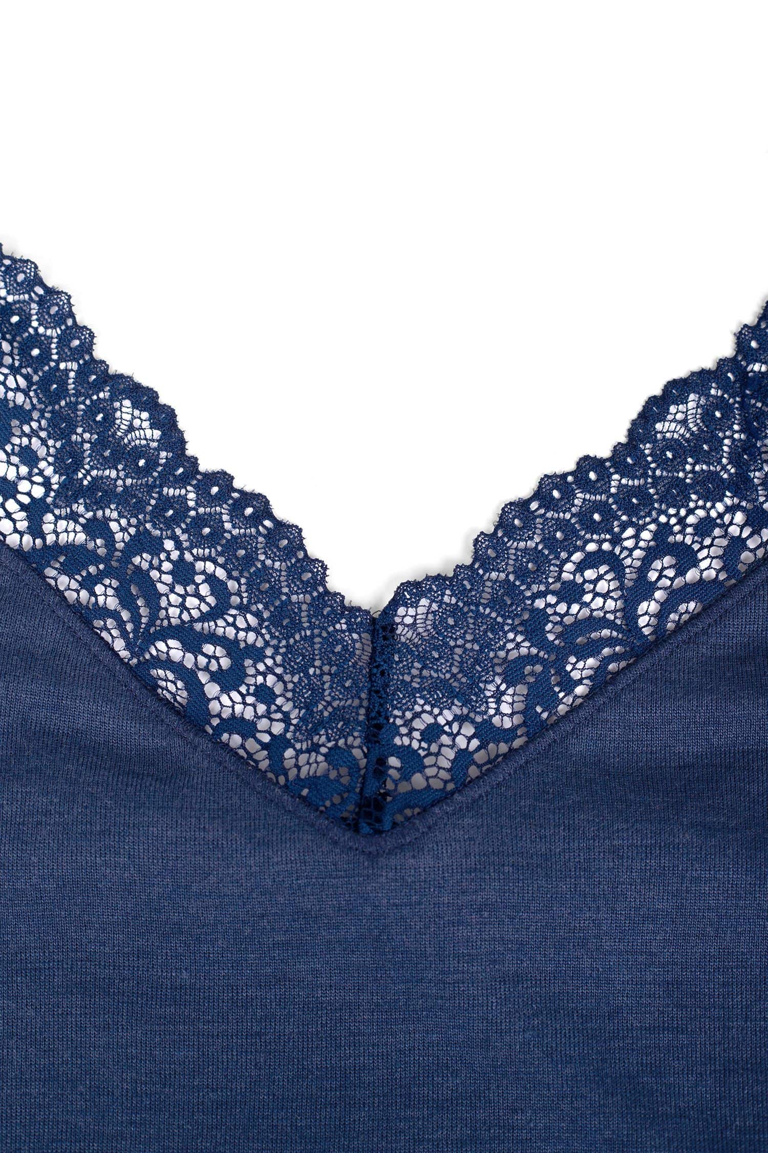 Detailaufnahme von marineblauem Spitzentop aus bio Wolle (kbT) und Seide