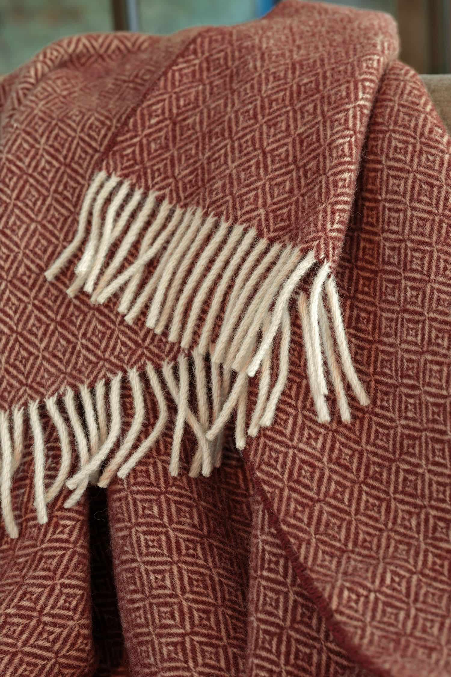 altrosafarbenes Finkhof Plaid Siena aus bio Wolle (kbT) mit weißen Fransen